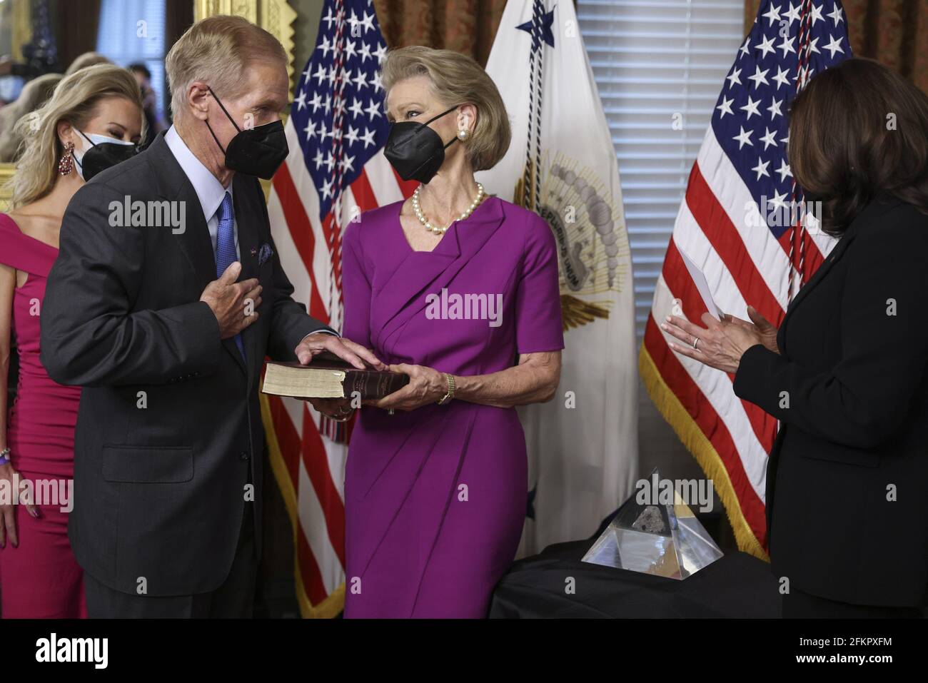 Washington, Stati Uniti. 03 maggio 2021. Il Vice Presidente degli Stati Uniti Kamala Harris, a destra, indossa Bill Nelson, a sinistra, ex Senatore democratico della Florida e amministratore della National Aeronautics and Space Administration (NASA), insieme a sua moglie Grace Nelson in, che tiene la bibbia, nell'Eisenhower Executive Office Building a Washington, DC, lunedì 3 maggio 2021. Il Senato ha confermato Nelson il 29 aprile. Foto di Oliver Contreras/UPI Credit: UPI/Alamy Live News Foto Stock
