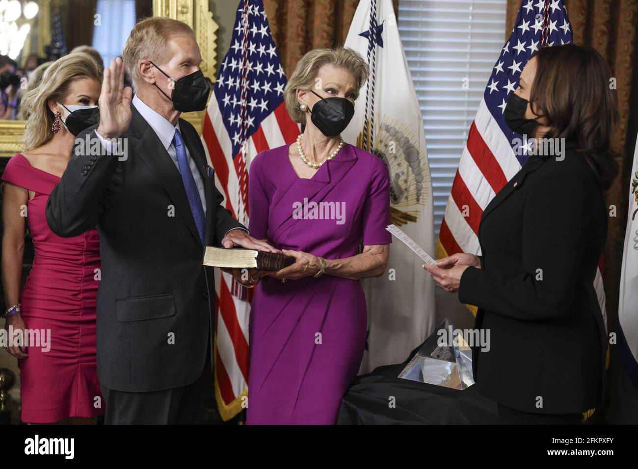 Washington, Stati Uniti. 03 maggio 2021. Il Vice Presidente degli Stati Uniti Kamala Harris, a destra, indossa Bill Nelson, a sinistra, ex Senatore democratico della Florida e amministratore della National Aeronautics and Space Administration (NASA), insieme a sua moglie Grace Nelson in, che tiene la bibbia, nell'Eisenhower Executive Office Building a Washington, DC, lunedì 3 maggio 2021. Il Senato ha confermato Nelson il 29 aprile. Foto di Oliver Contreras/UPI Credit: UPI/Alamy Live News Foto Stock