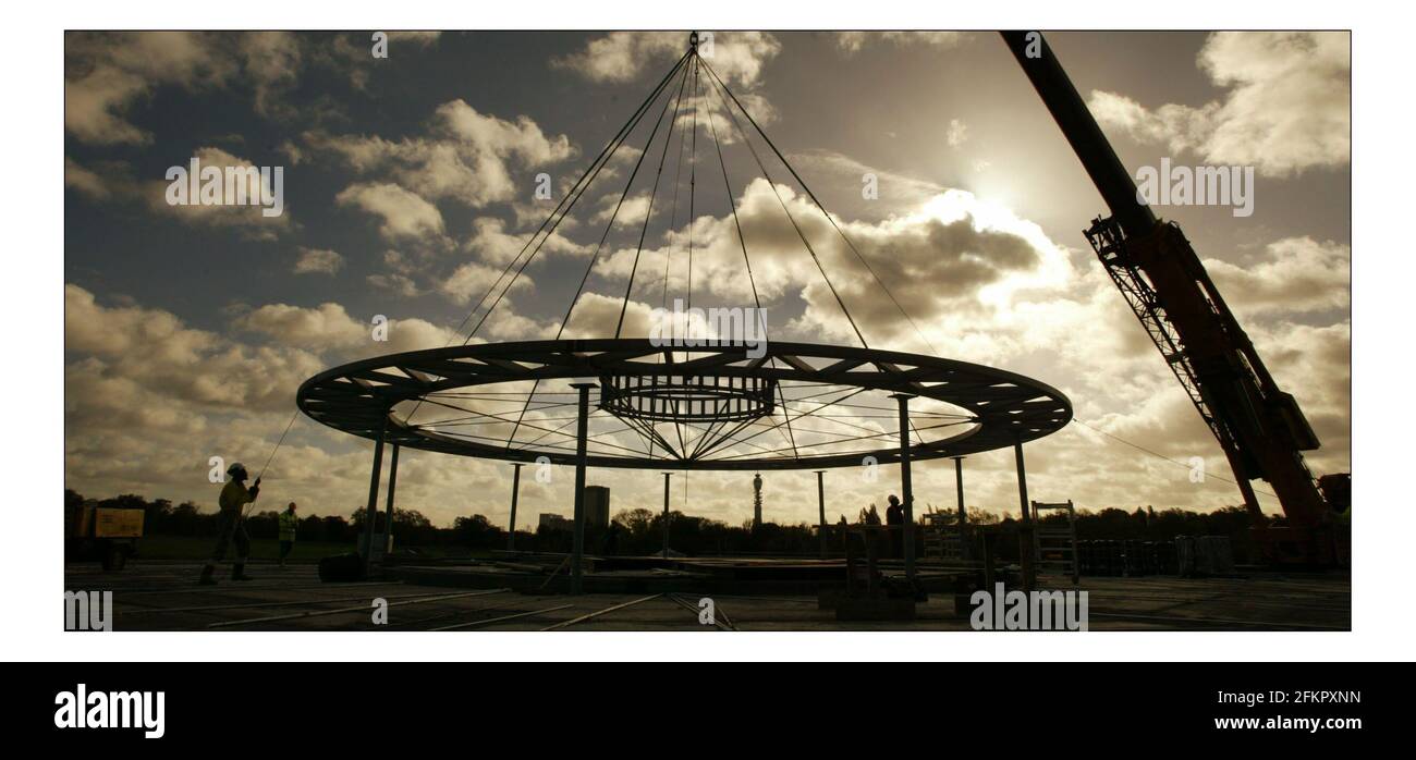 Il tetto segna un passo importante per lo sport londinese.... UN tetto circolare diraspante, del peso di 16 tonnellate con una circonferenza di 50 metri, è stato sollevato sul nuovo polo sportivo di Regents Park. Il centro multi-sport, progettato da David Morley Architects, fornirà fino a 290 persone con 20 spogliatoi completamente adattabili.pic David Sandison 25/10/2004 Foto Stock