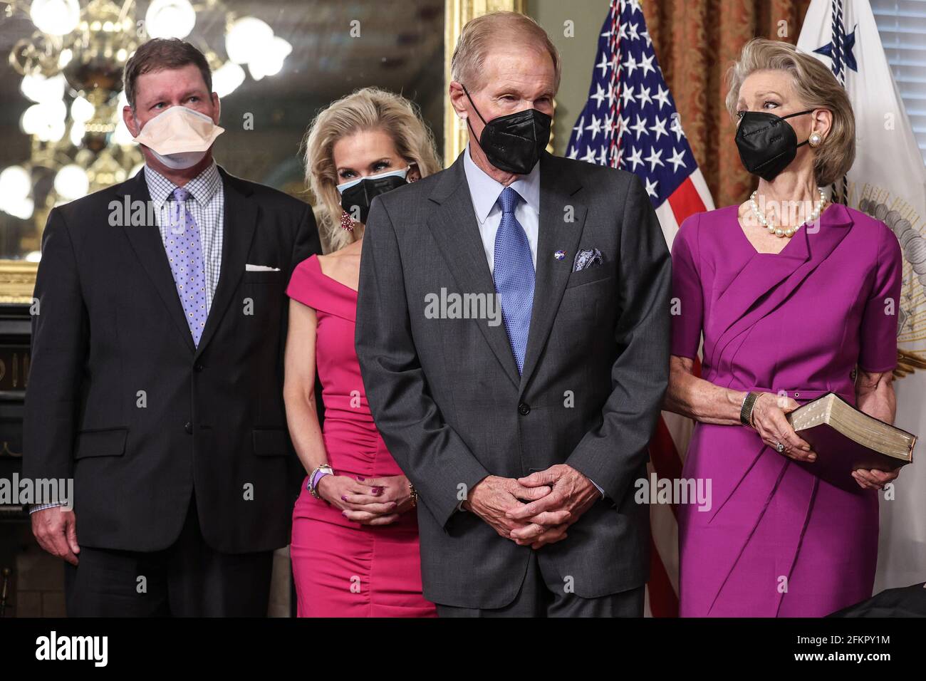 Bill Nelson, ex senatore democratico della Florida e amministratore della National Aeronautics and Space Administration (NASA), parla dopo una cerimonia di giuramento con il vice presidente americano Kamala Harris nell'Eisenhower Executive Office Building a Washington, DC, USA, il 3 maggio 2021. Il Senato ha confermato Nelson il 29 aprile ed era stato presidente e membro di classifica della sottocommissione del Senato che sovrintende alla NASA. Accanto a Nelson, da sinistra, suo figlio Bill Nelson Jr., sua figlia Nan Ellen Nelson e sua moglie Grace Nelson. Credit: Oliver Contreras/Pool via CNP | usage worldwi Foto Stock