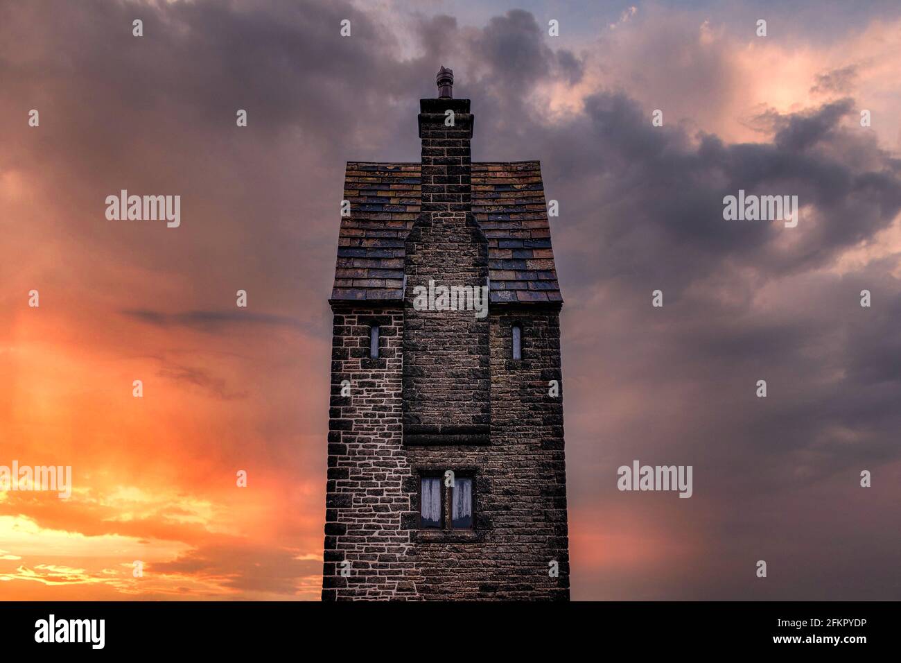 La torre del piccione di Rivington si affacciano sulla collina invernale West pennine alta struttura sottile di moors contro un cielo drammatico Foto Stock