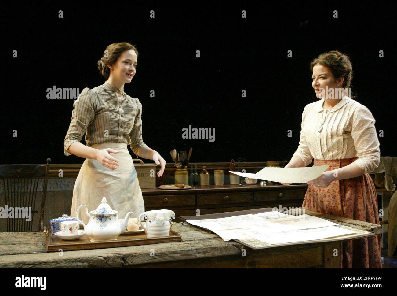 l-r: Emily Blunt (Eugenie Loyer), Clare Higgins (Ursula Loyer) a VINCENT IN BRIXTON di Nicholas Wright al Cottesloe Theatre, Teatro Nazionale (NT) Londra 01/05/2002 design: Tim Hatley illuminazione: Peter Mumford regista: Richard Eyre Foto Stock