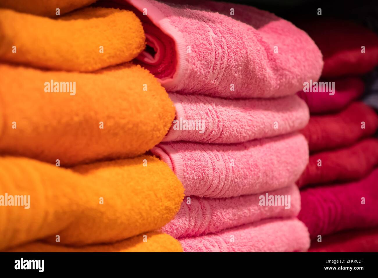 Vendita di asciugamani morbidi nel negozio. Pila di accessori per il centro benessere. Foto Stock