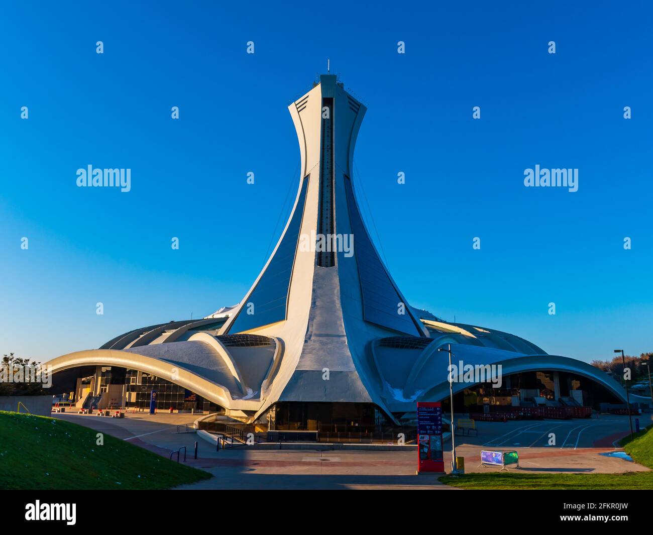 Splendida vista dello stadio olimpico situato al Parco Olimpico Nel quartiere di Hochelaga-Maisonneuve Foto Stock