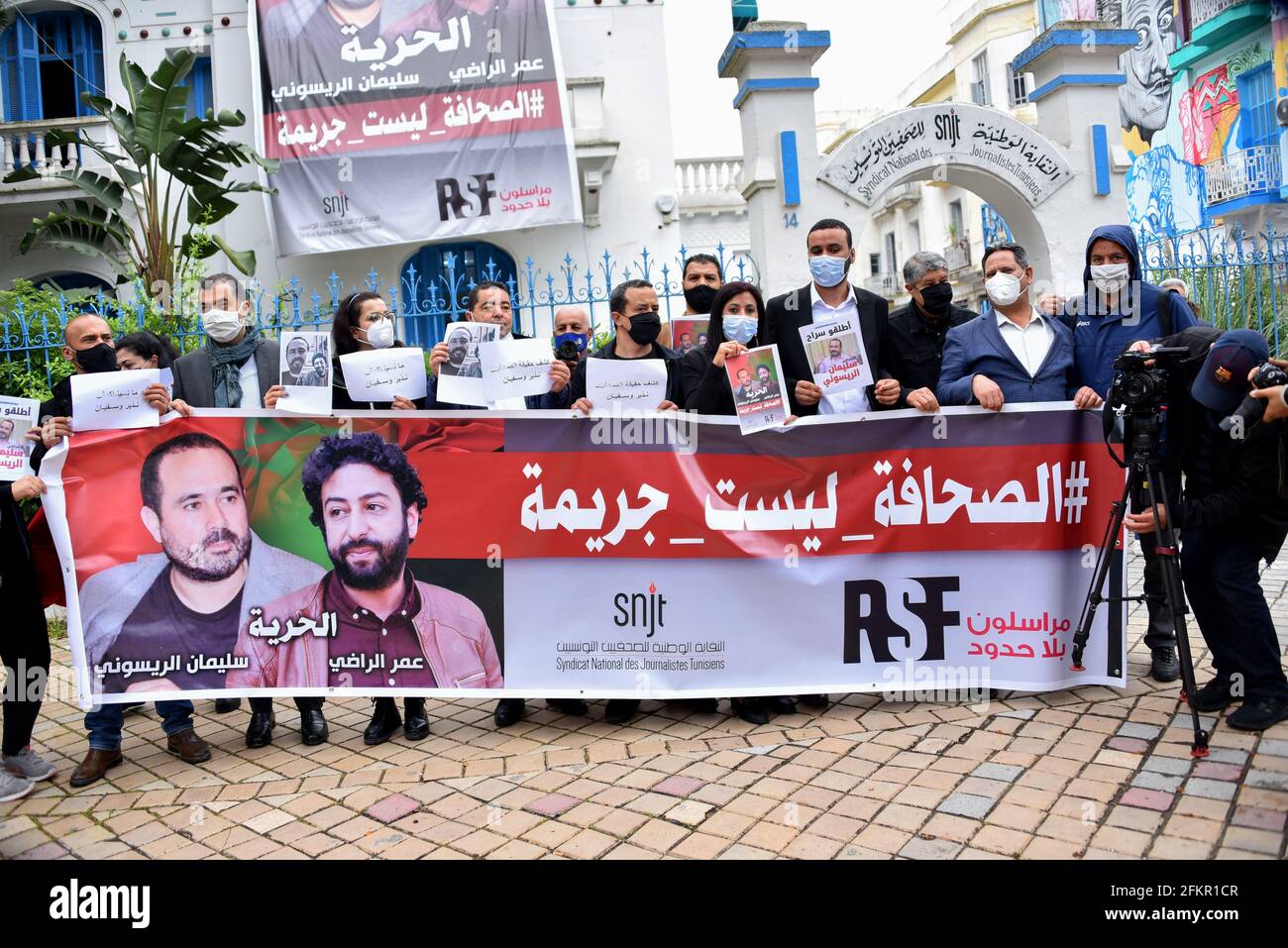 Tunisi, Tunisia. 03 maggio 2021. I membri dell'Unione dei giornalisti tunisini si pongono con manifesti e bandiere che esprimono la loro opinione a sostegno dei giornalisti marocchini Omar Radi e Souleimane Raissouni, in occasione della Giornata mondiale della libertà di stampa. (Foto di Jdidi wassim/SOPA Images/Sipa USA) Credit: Sipa USA/Alamy Live News Foto Stock