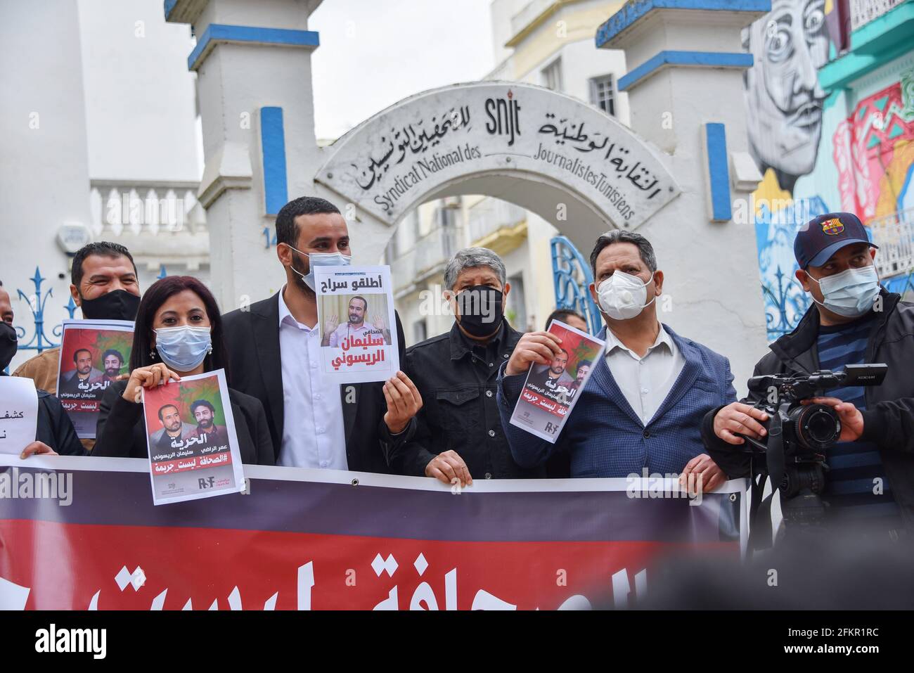 Tunisi, Tunisia. 03 maggio 2021. I membri dell'Unione dei giornalisti tunisini si pongono con manifesti e bandiere che esprimono la loro opinione a sostegno dei giornalisti marocchini Omar Radi e Souleimane Raissouni, in occasione della Giornata mondiale della libertà di stampa. Credit: SOPA Images Limited/Alamy Live News Foto Stock