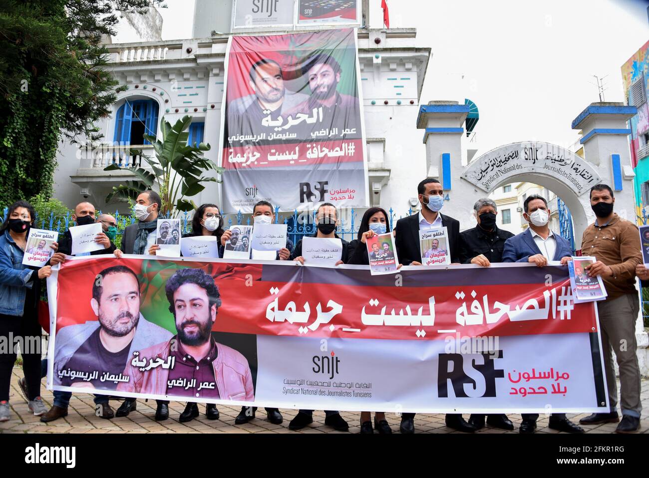 Tunisi, Tunisia. 31 maggio 2020. I membri dell'Unione dei giornalisti tunisini si pongono con manifesti e bandiere che esprimono la loro opinione a sostegno dei giornalisti marocchini Omar Radi e Souleimane Raissouni, in occasione della Giornata mondiale della libertà di stampa. Credit: SOPA Images Limited/Alamy Live News Foto Stock