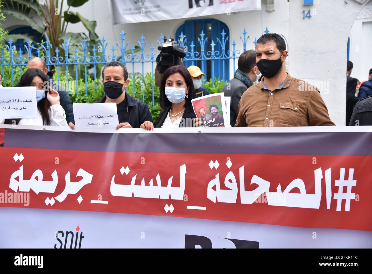 Tunisi, Tunisia. 03 maggio 2021. I membri dell'Unione dei giornalisti tunisini si pongono con manifesti e bandiere che esprimono la loro opinione a sostegno dei giornalisti marocchini Omar Radi e Souleimane Raissouni, in occasione della Giornata mondiale della libertà di stampa. Credit: SOPA Images Limited/Alamy Live News Foto Stock