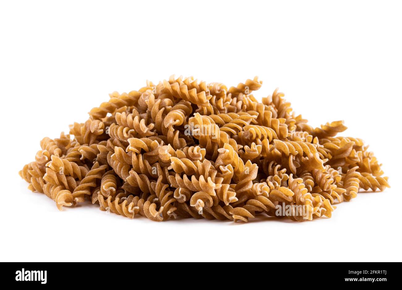 Fusilli di grano intero isolati su bianco Foto Stock