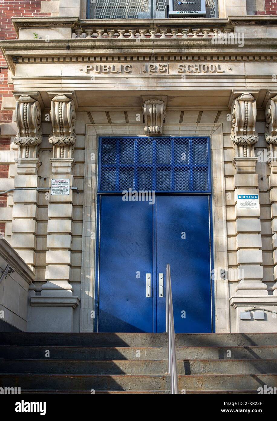 L'ingresso ad una scuola pubblica a Brooklyn, NY Foto Stock