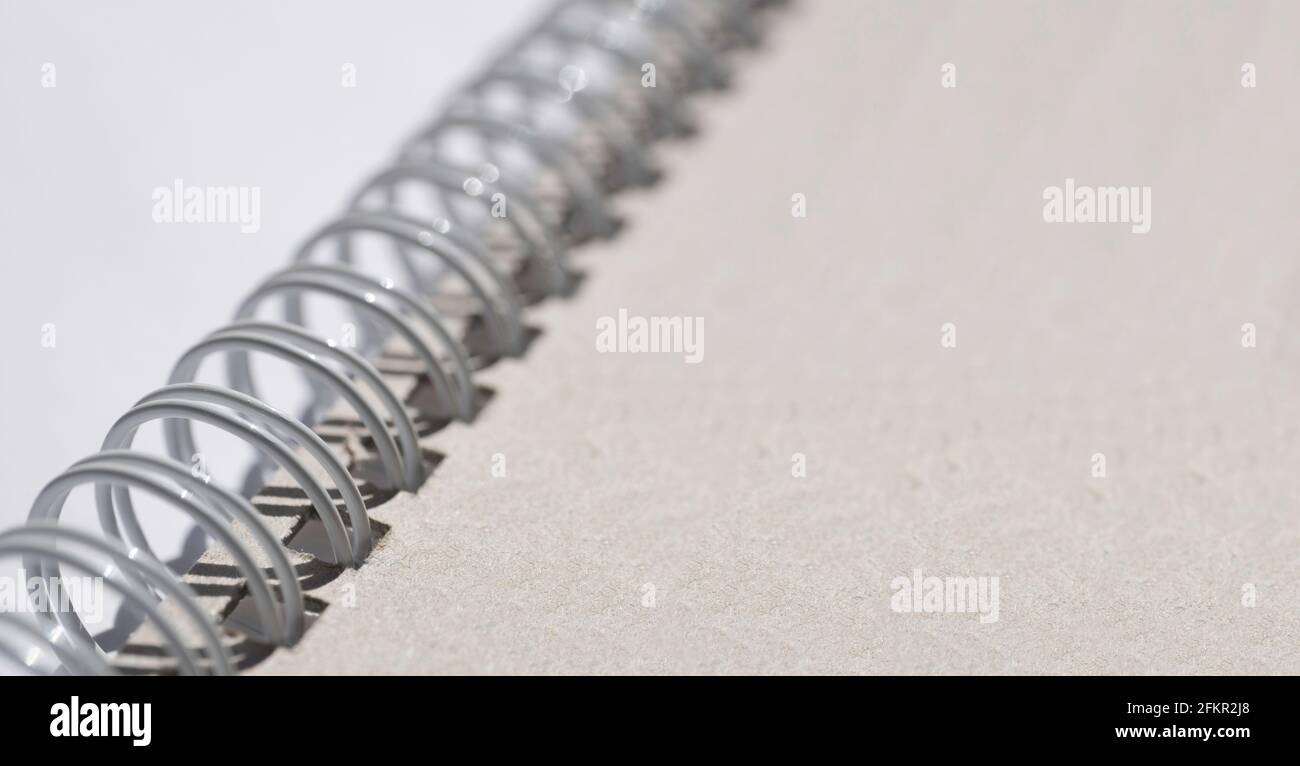 Primo piano di una parte di una rilegatrice ad anello chiusa con ombra e spazio a destra del coperchio di cartone. Spazio di copia. Profondità di campo ridotta Foto Stock