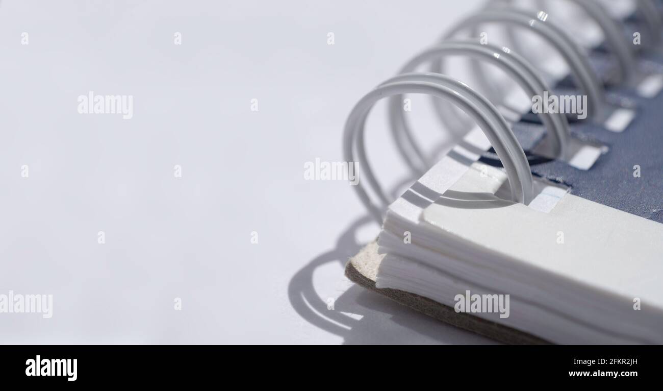Primo piano di una parte di una rilegatrice ad anello chiusa con ombreggiatura con spazio bianco a sinistra. Profondità di campo ridotta Foto Stock