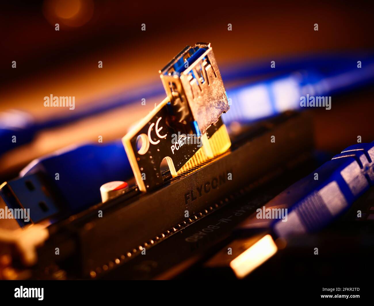 Riser per il mining su scheda video. Dispositivo per la raccolta di un'azienda mineraria. Mining board.microcircuit per il collegamento di schede video. Messa a fuoco selettiva. Macro. Foto Stock