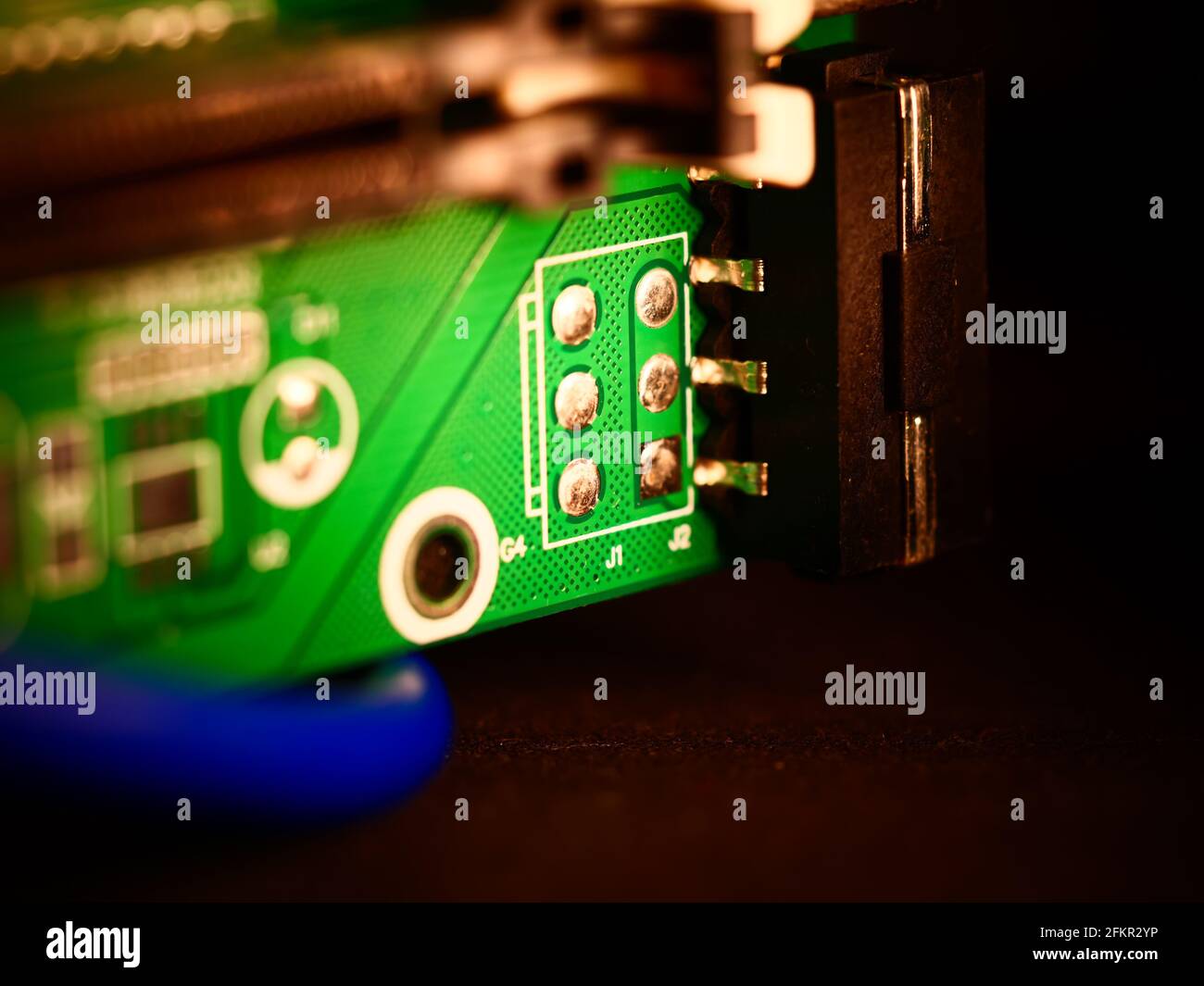 Riser per il mining su scheda video. Dispositivo per la raccolta di un'azienda mineraria. Mining board.microcircuit per il collegamento di schede video. Messa a fuoco selettiva. Macro. Foto Stock