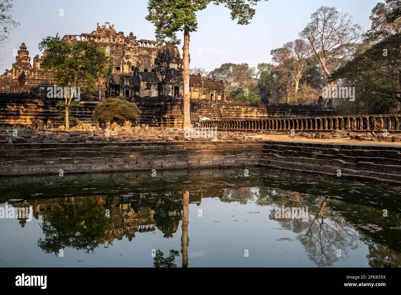 Tempio di Bapuon riflesso sullo stagno, Angkor Thom, Angkor Parco Archeologico, Siem Reap, Cambogia Foto Stock