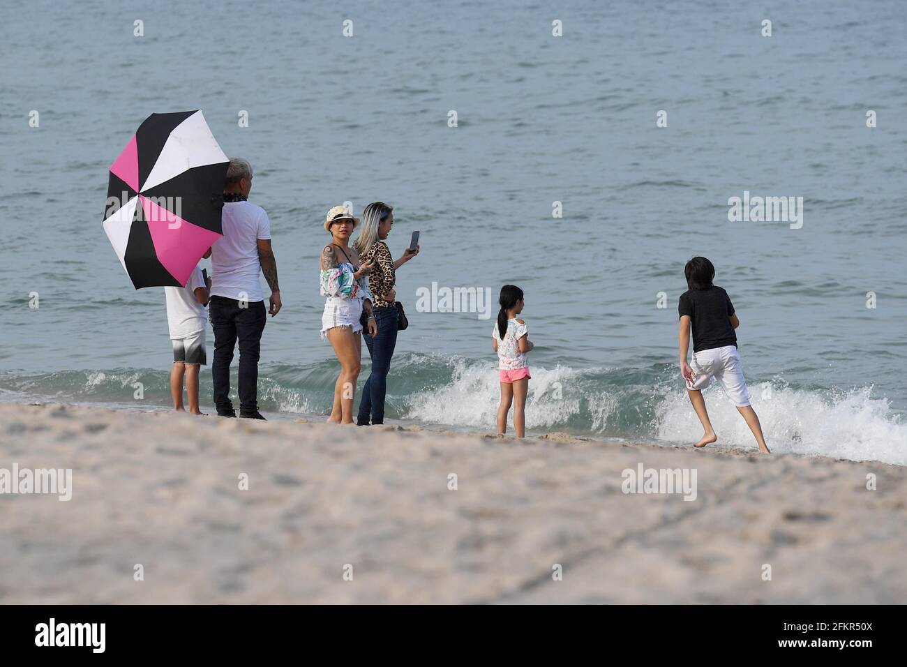 Fort Lauderdale - FL - 20200527-persone divertirsi come spiagge Riapri durante la fase 2 del piano Broward County tutte le spiagge nelle città della contea di Broward stanno seguendo la riapertura. HoweverBroward County ha fornito una linea guida standard minima. L'amministratore della contea ha affermato che i comuni possono stabilire misure più rigorose all'interno della loro giurisdizione nella misura consentita dalla legge. I residenti devono controllare con il loro comune per assicurarsi che siano a conoscenza delle esigenze locali. -NELLA FOTO: Spiagge di Fort Lauderdale Foto Stock