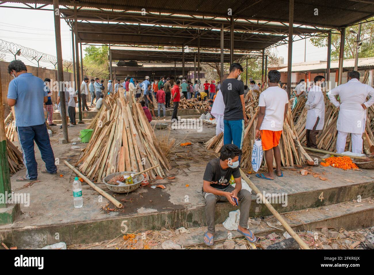 Nuova Delhi, India. 03 maggio 2021. Un uomo appende la testa mentre pianna per i cari che sono morti dalla COVID19 durante una cremazione di massa al crematorio municipale di Ghaziapur. Cremazioni di massa a Nuova Delhi, la capitale dell'India si trova di fronte a un diluvio di morti COVID-19, nelle ultime 24 ore l'India ha ufficialmente registrato 3417 morti di covid-19. (Foto di Pradeep Gaur/SOPA Images/Sipa USA) Credit: Sipa USA/Alamy Live News Foto Stock