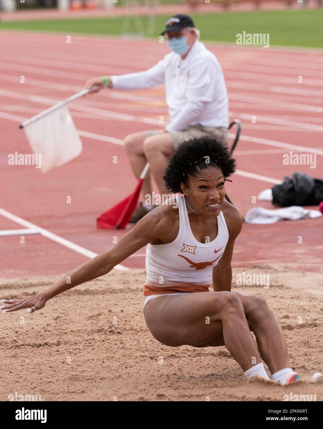 Austin, Texas, Stati Uniti. 01 Maggio 2021. Il trampolino di salto lungo dell'università del Texas Tara Davis svetta ad una vittoria facile al Texas Invitational mentre continua una ricerca per un posto nella squadra olimpica degli Stati Uniti 2021. Credit: Bob Daemmrich/Alamy Live News Credit: Bob Daemmrich/Alamy Live News Foto Stock