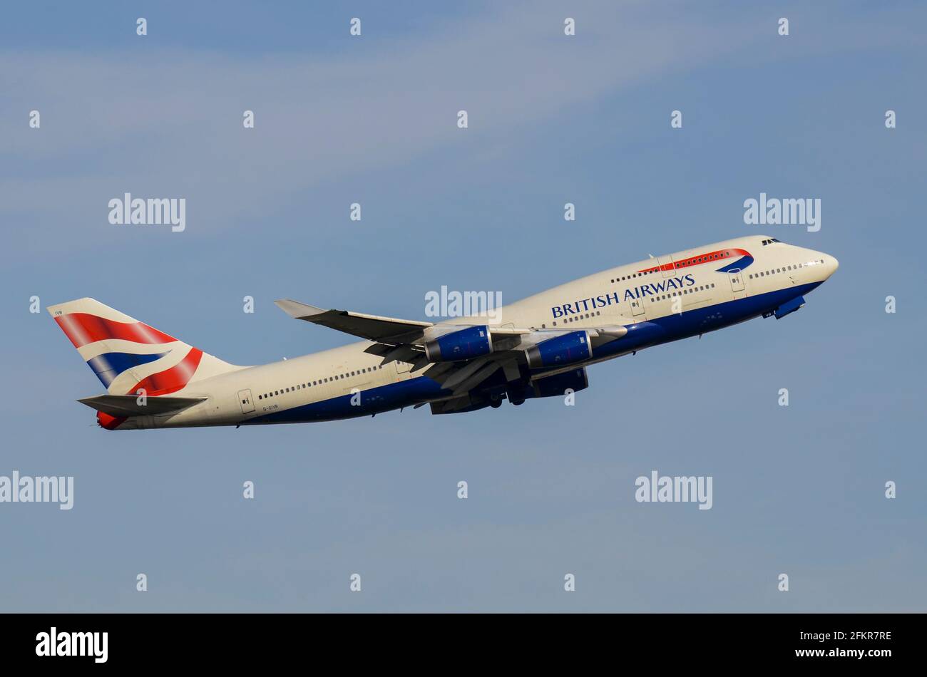 British Airways Boeing 747 jumbo aereo jet G-CIVB decollo dall'aeroporto di Londra Heathrow, Regno Unito. Arrampicarsi fuori per un lungo raggio internazionale Foto Stock