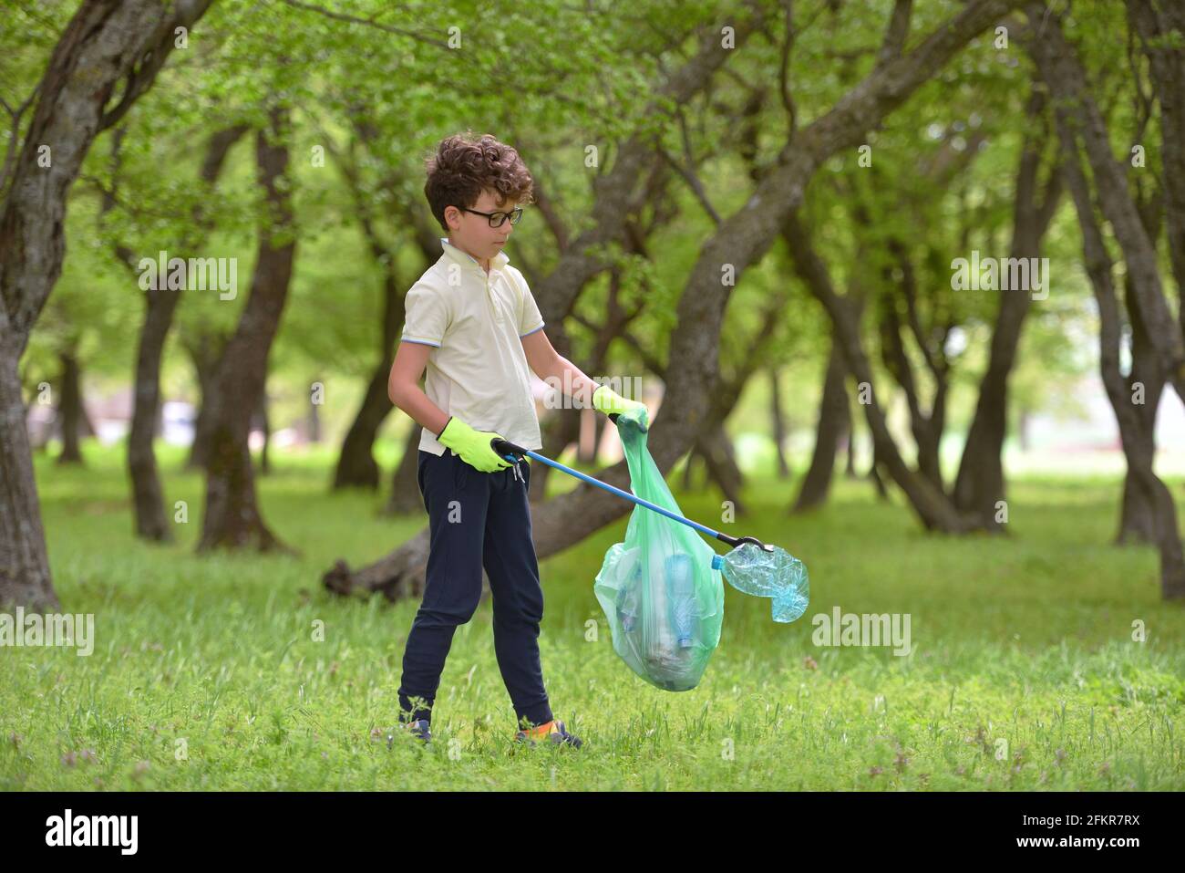 Riciclare i Rifiuti Rifiuti Rifiuti Rifiuti Rifiuti posta indesiderata formazione pulita. Pulizia della natura, di volontariato ecologia concetto verde. Giovani uomini e ragazzi di prelevamento fo a molla Foto Stock