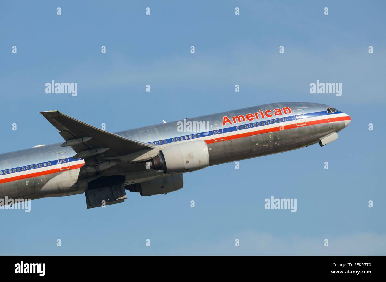 L'aereo di linea aerea American Airlines Boeing 777 N762AN decollo dall'aeroporto Heathrow di Londra, Regno Unito. Vecchia livrea in alluminio lucido classico. Lungo raggio Foto Stock