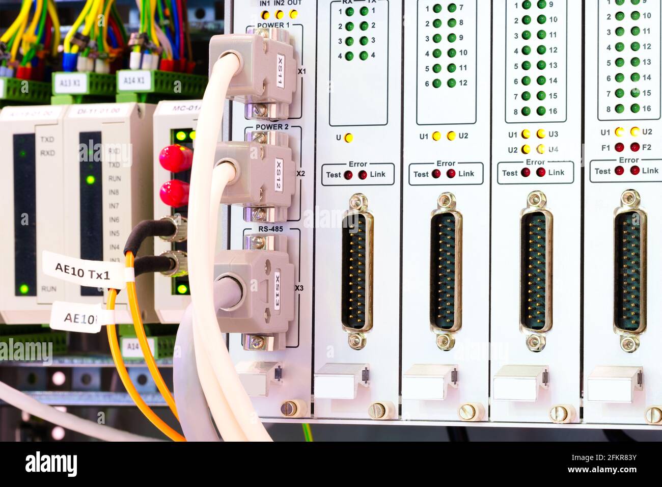 Vista del modulo della porta di comunicazione sull'unità PLC in controllo scatola di macchina di automazione Foto Stock
