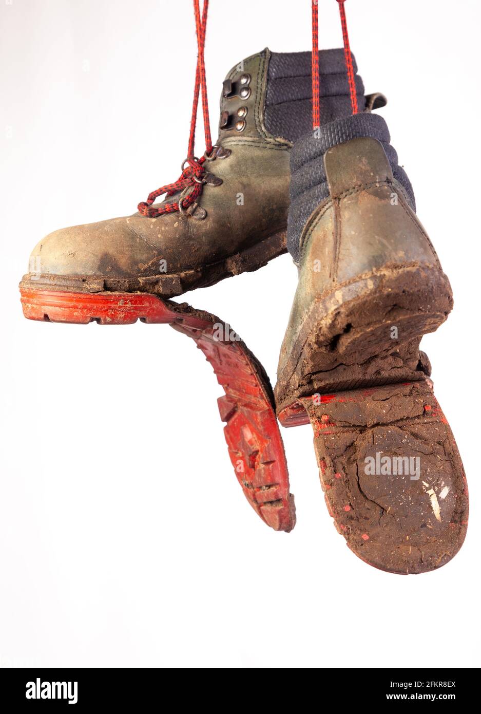 Coppia di usurati stivali vecchi, uno scarpone con la suola coming off Foto Stock