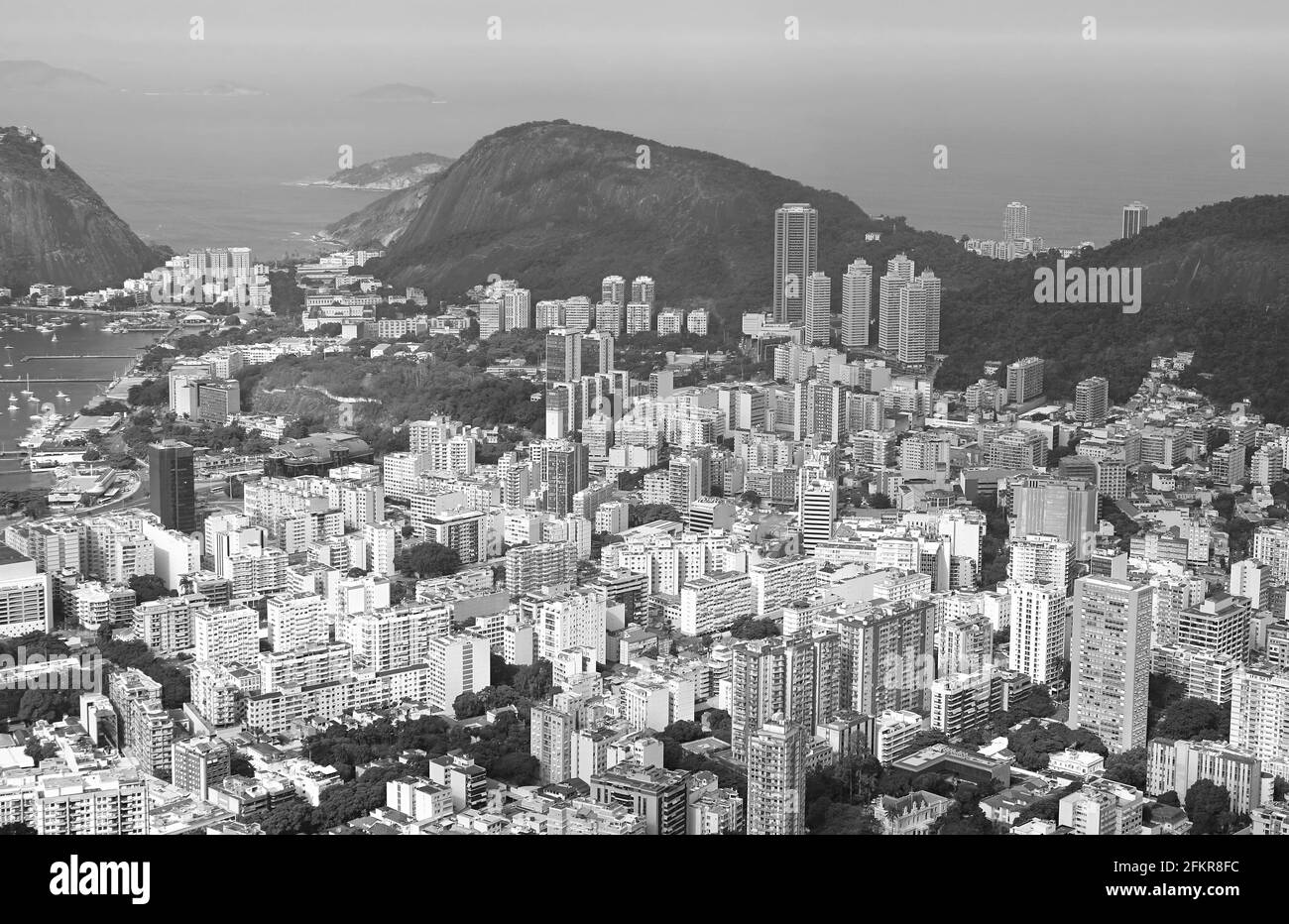 Vista aerea monocromatica del centro di Rio de Janeiro dalla collina di Colcovado, Rio de Janeiro, Brasile Foto Stock