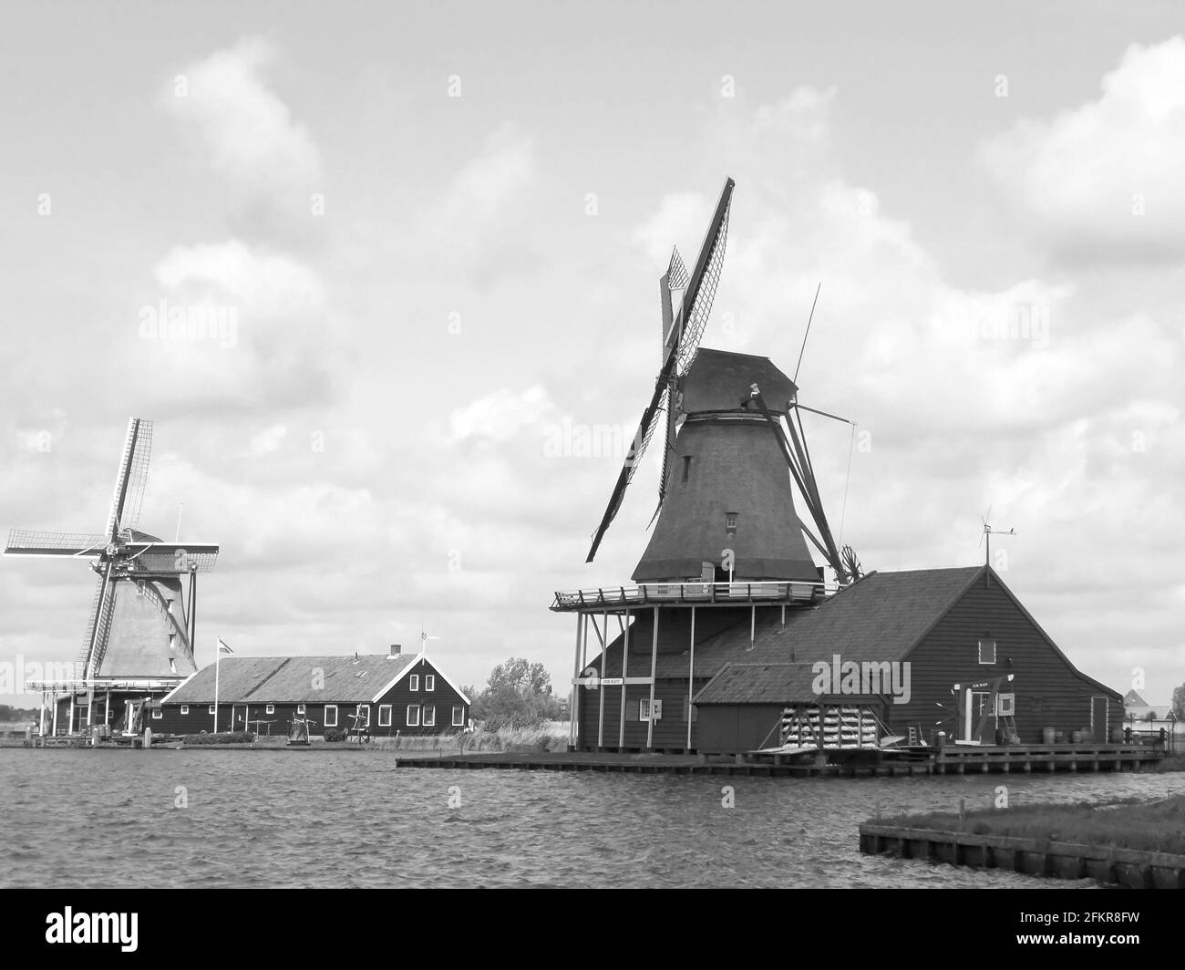 Incredibile mulino a vento storico al museo all'aperto Zaanse Schans, i Paesi Bassi in monocromia Foto Stock