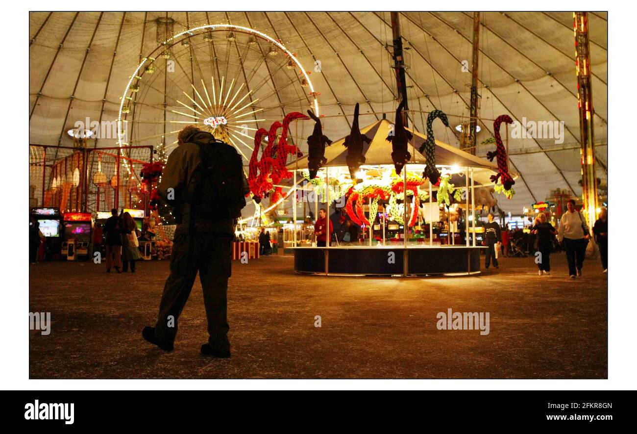 Le migliaia attese non sembrano aver arivato in UN Winter Wonderland al Duomo. Il Duomo è aperto come un parco a tema natalizio per un mese oltre dicembre .... una montagne russe alta 25 m, un bungee jump invertito e un 42m di alta ferris. pic David Sandison 12/12/2003 Foto Stock
