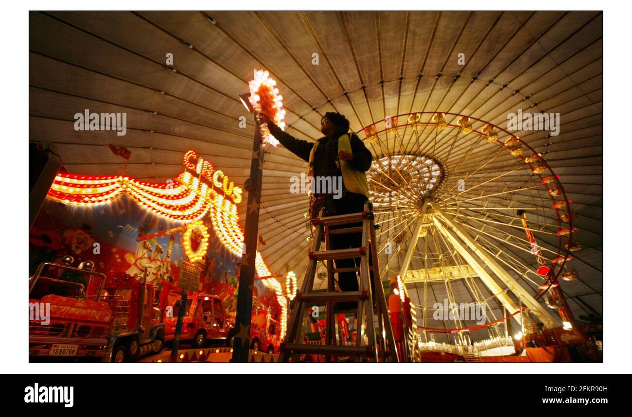 Il Duomo sarà aperto come parco a tema natalizio Per un mese oltre dicembre....un alto 25 m montagne russe Un salto bungee invertito e un 42m alto Ferris.pic David Sandison 4/12/2003 Foto Stock