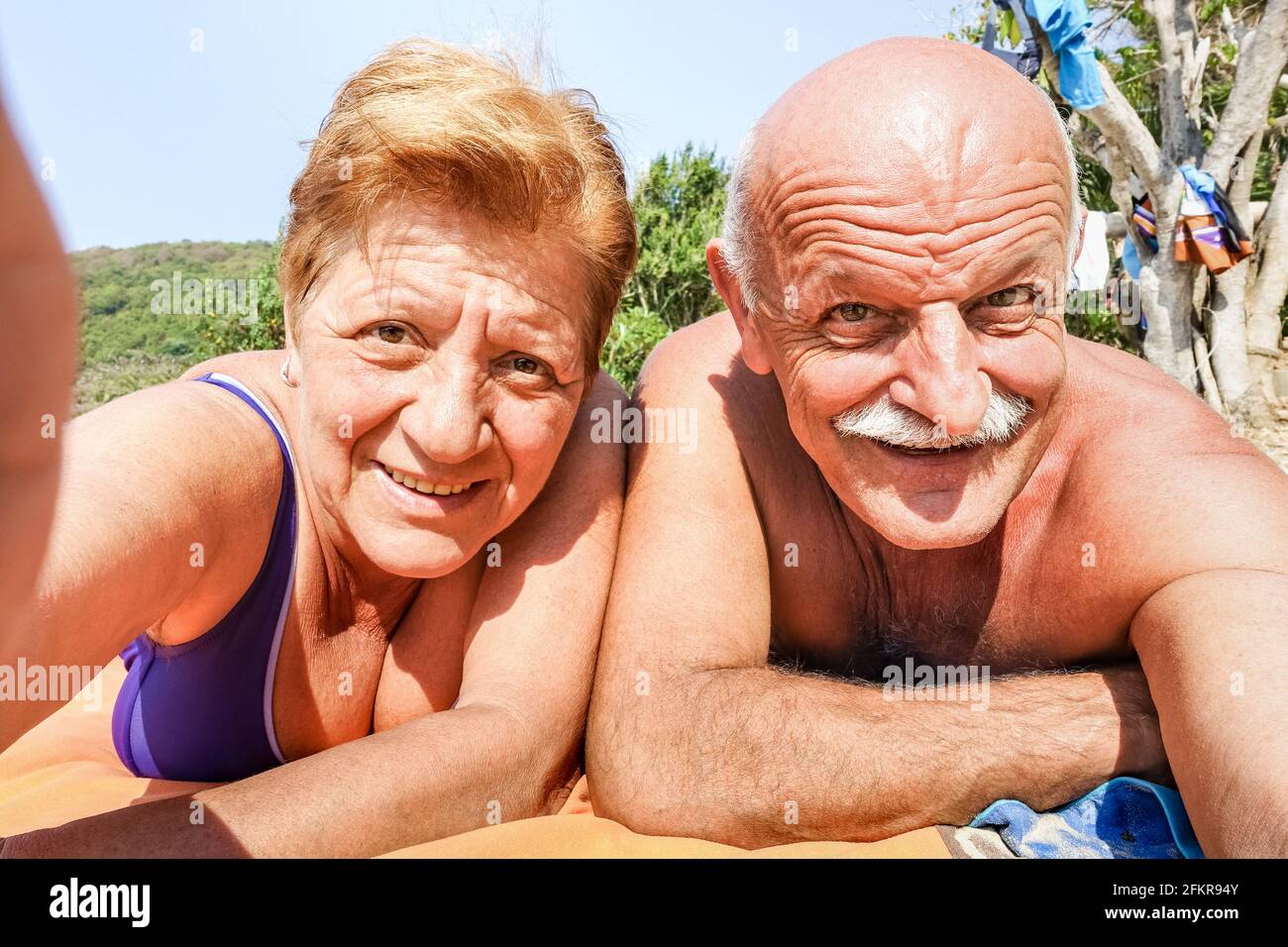Coppia felice anziana che prende selfie al resort sulla spiaggia in Thailandia Viaggio in tour tropicale - Avventura e concetto di divertimento anziani attivi in tutto il mondo Foto Stock