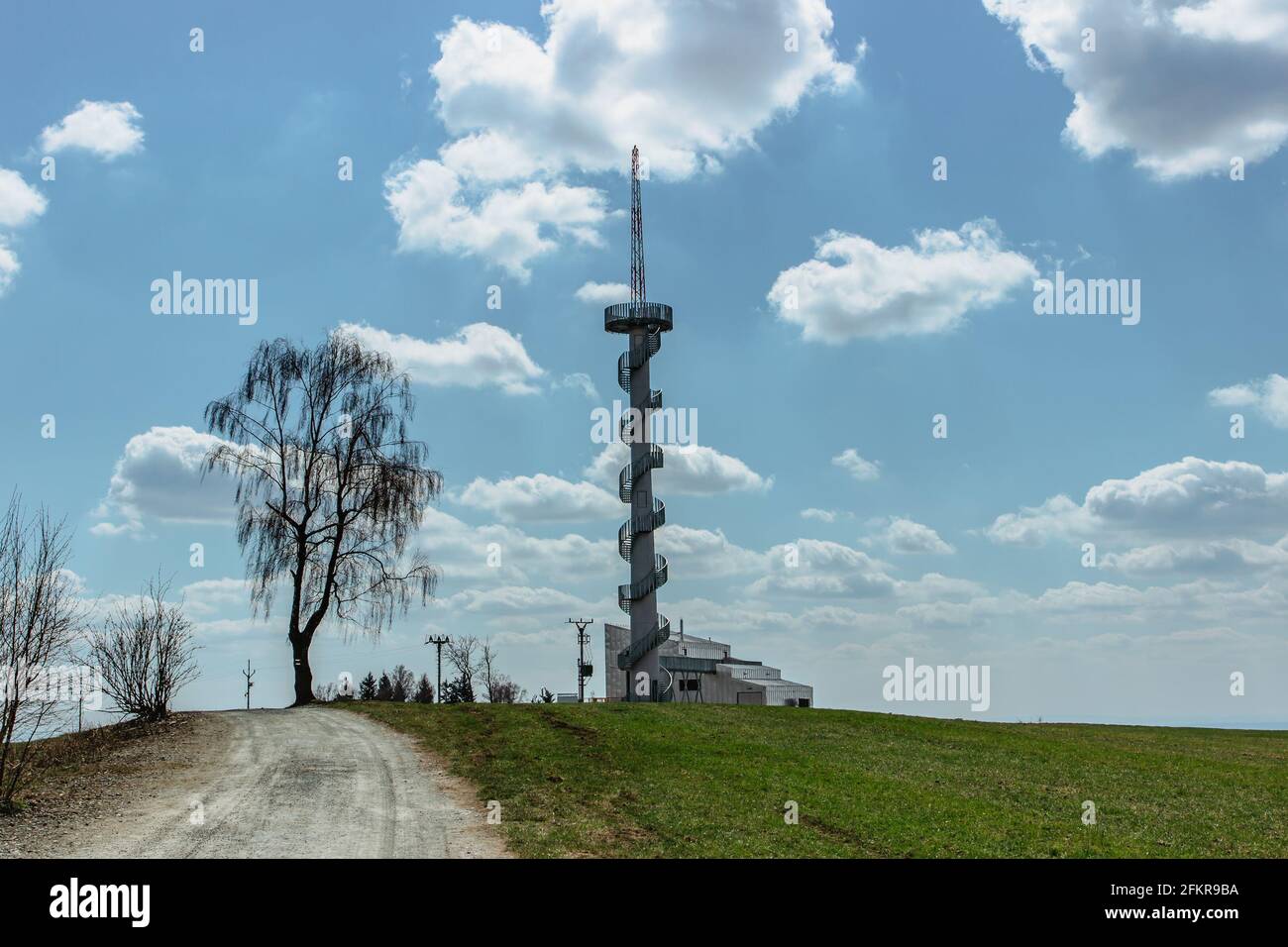 Torre di osservazione moderna sulla collina di Sibenik, vicino al villaggio di Novy Hradek, Eagle, Orlicke, Montagne, Repubblica Ceca.colonna della centrale eolica originale Foto Stock