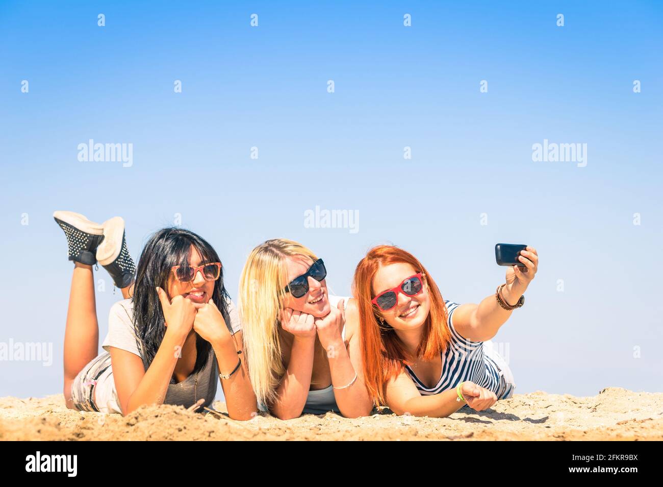 Gruppo di fidanzate che prendono un selfie alla spiaggia - Concetto di amicizia e divertimento in estate con nuovo tendenze e tecnologia Foto Stock