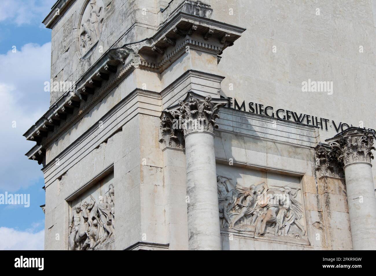 Primo piano dell'arco trionfale Siegestor a Monaco, Germania con cielo blu nuvoloso alle spalle Foto Stock