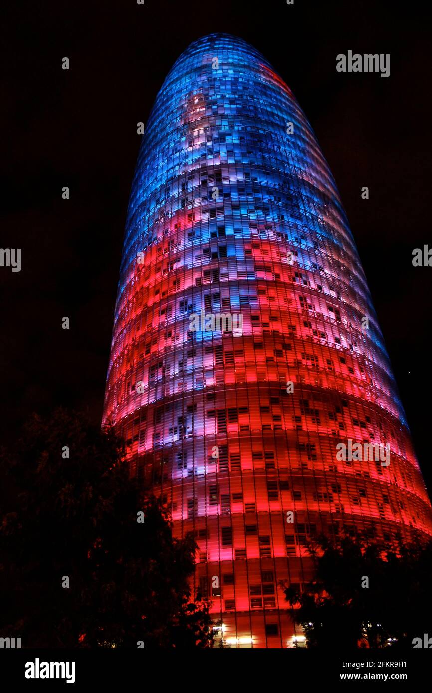 Grattacielo colorato di notte. Torre curva Agbar alto aumento in rosso e blu a Barcellona, Spagna di Jean Nouvel Foto Stock
