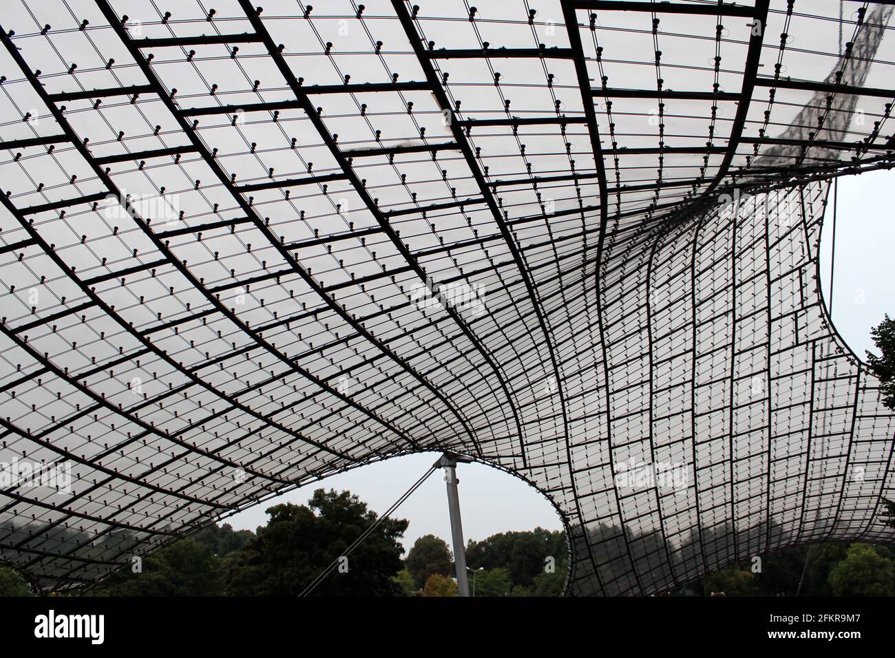 Struttura a trazione curva. Olympiapark di Monaco, Germania Foto Stock
