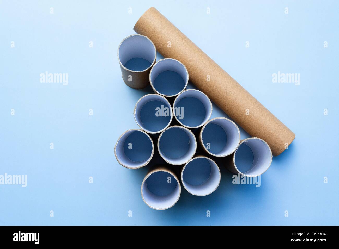 Rotoli di carta igienica vuoti su sfondo azzurro Foto Stock