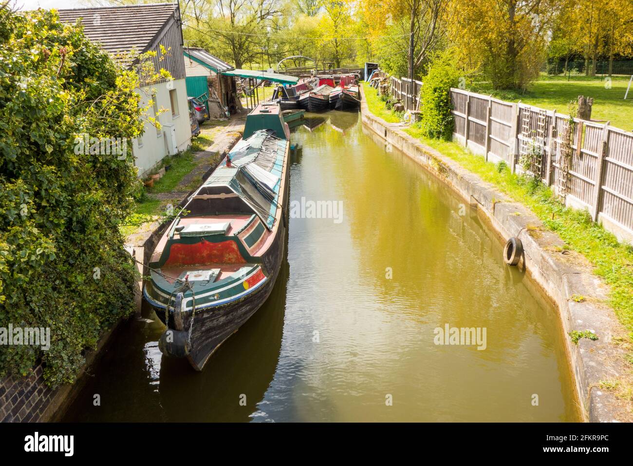 Storico canale attivo barche strette ormeggiate presso il cantiere navale di Malkings Bank Il canale Trent e Mersey Cheshire Foto Stock