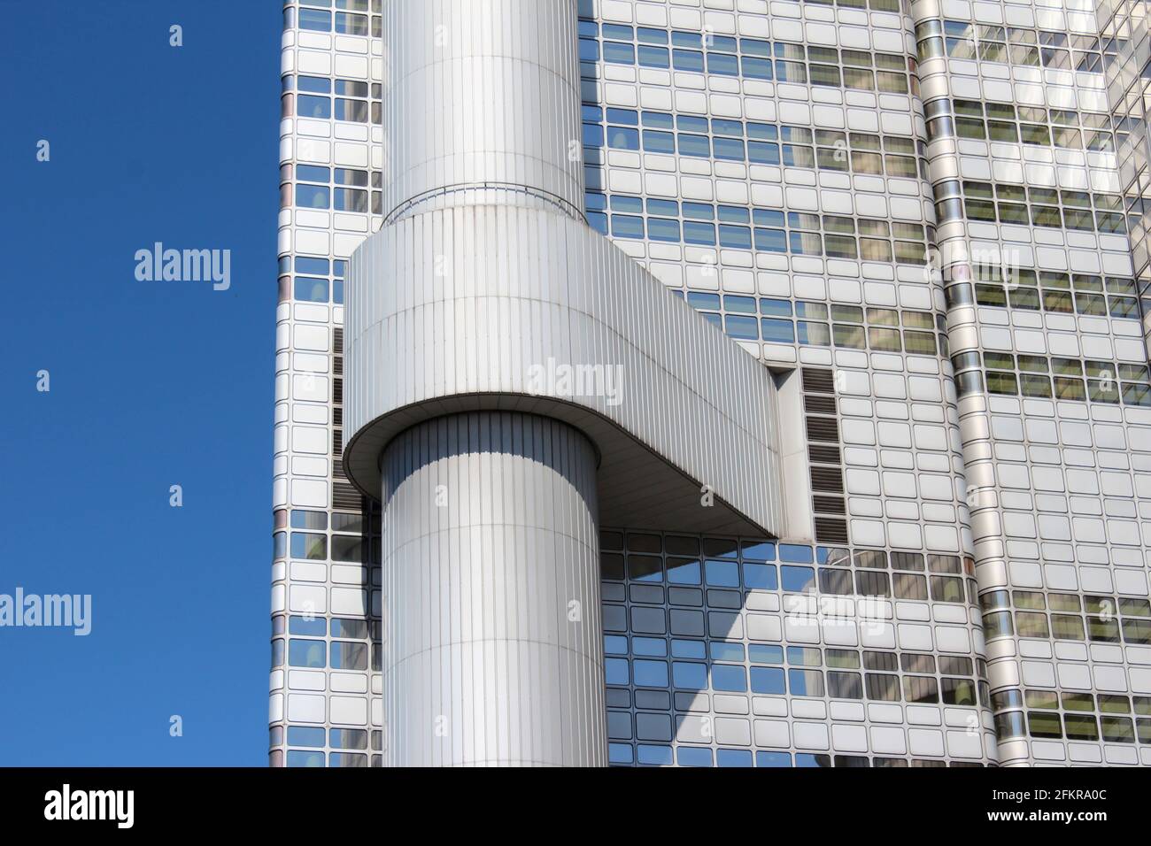 Moderna torre commerciale in metallo e vetro con nucleo a circolazione a vista a Monaco, Germania, Hypo-Haus, Torre HVB Foto Stock