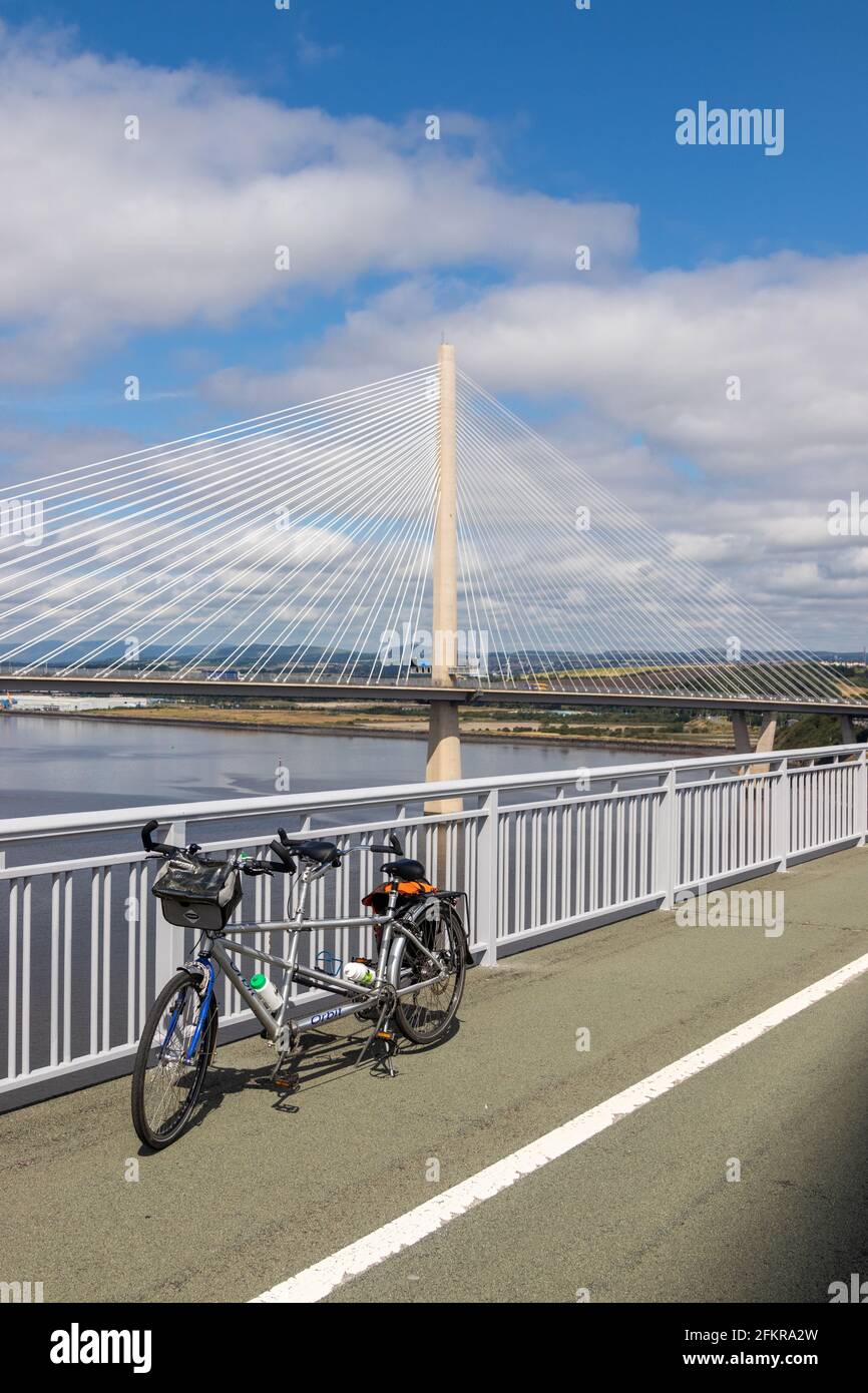 Una bicicletta in tandem sul Forth Road Bridge, Fife, Scozia Foto Stock