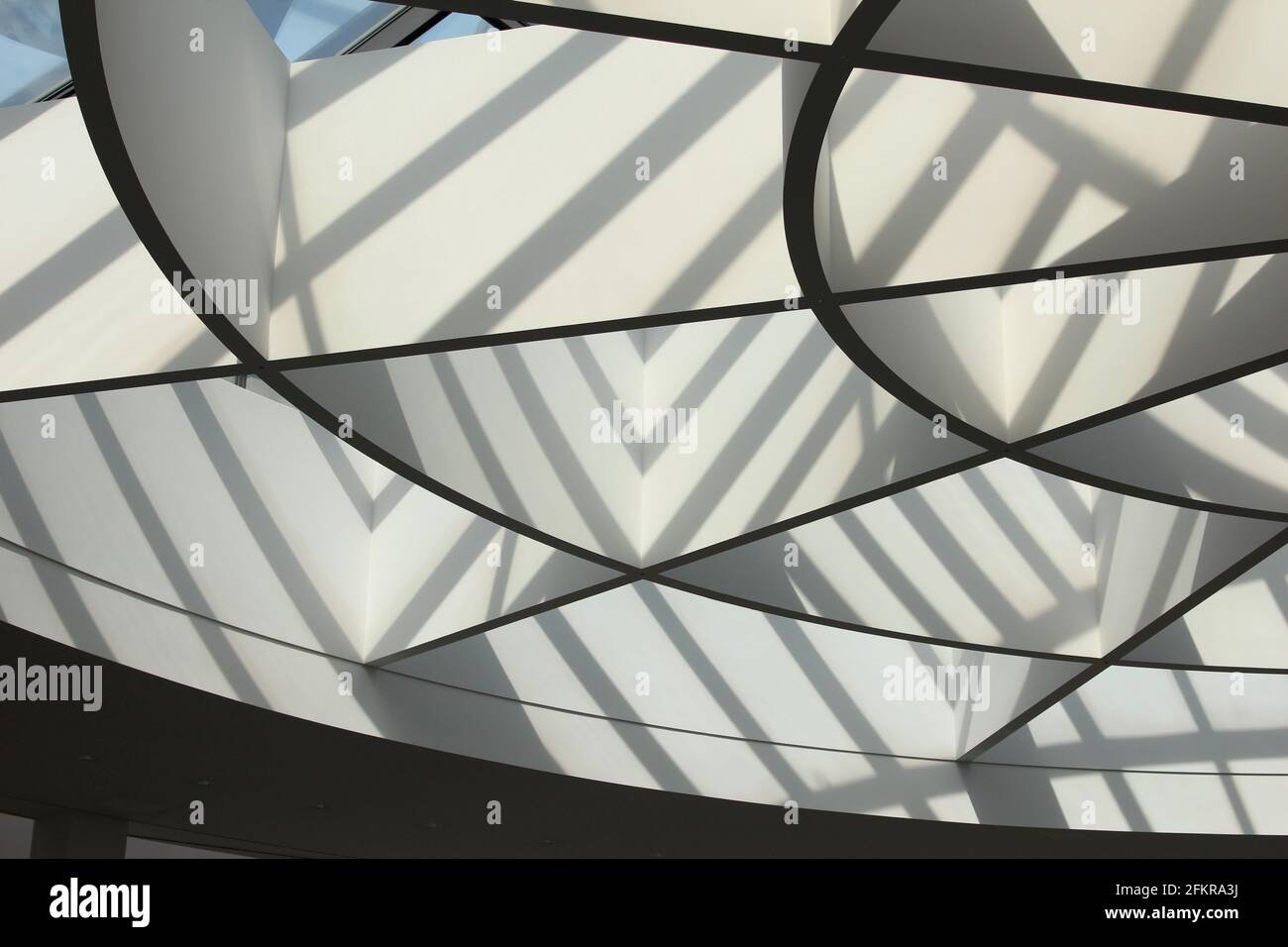 Astratto lucernario circolare triangolare con ombre geometriche lineari , Pinakothek der moderne, Monaco, Germania Foto Stock