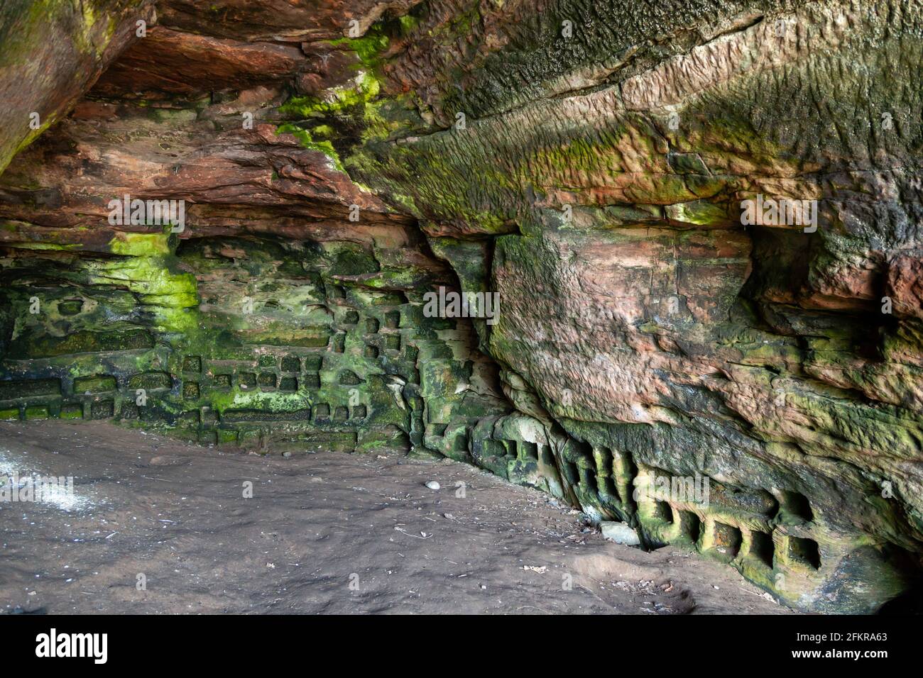 Grotta di Doo usata come dootot nel Medioevo, ci sono ancora scatole di piccione scavate nelle pareti della grotta Foto Stock