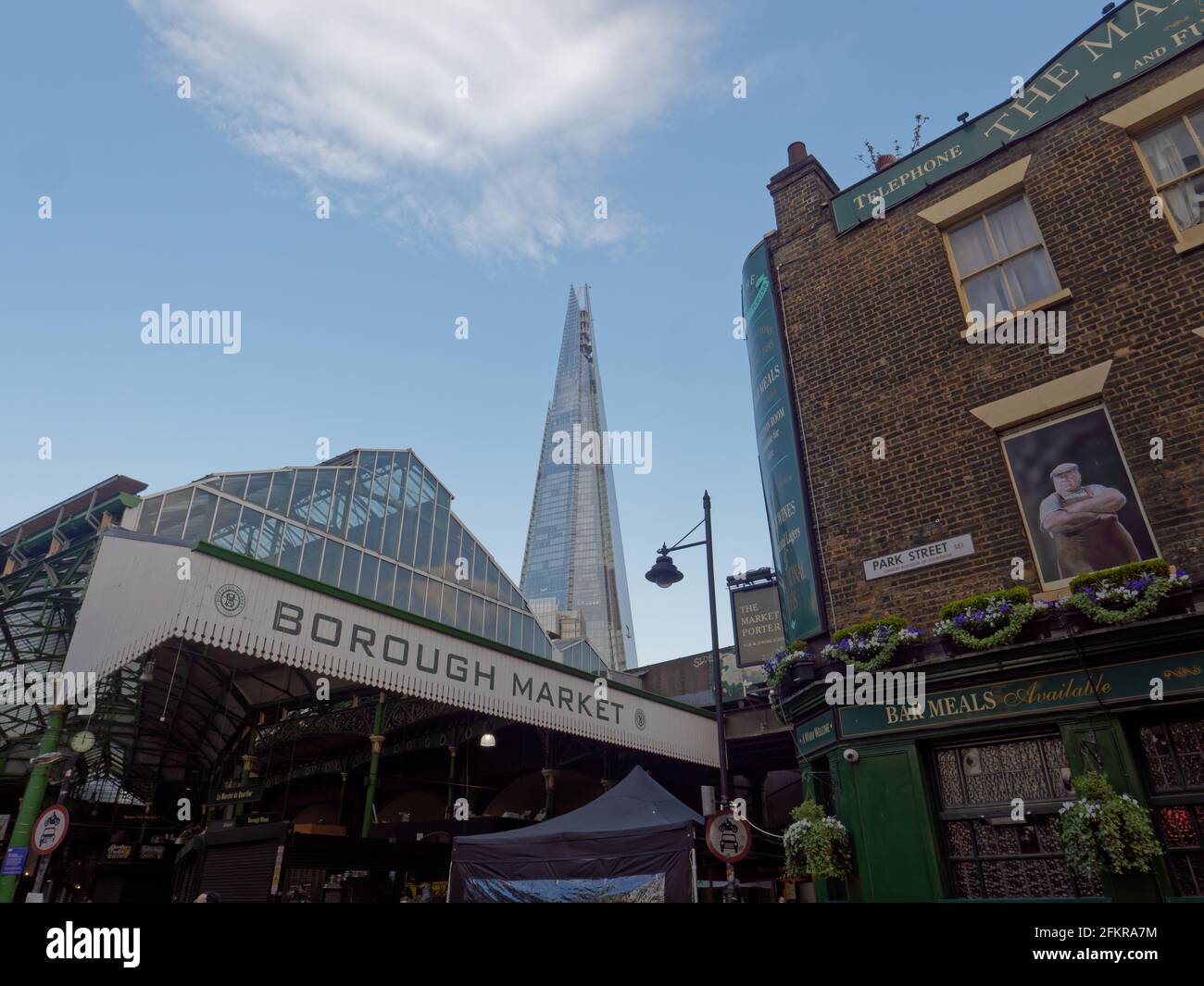 Londra, Greater London, England - Apr 27 2021: Borough Market (un famoso mercato alimentare coperto) con il grattacielo Shard alle spalle. Foto Stock