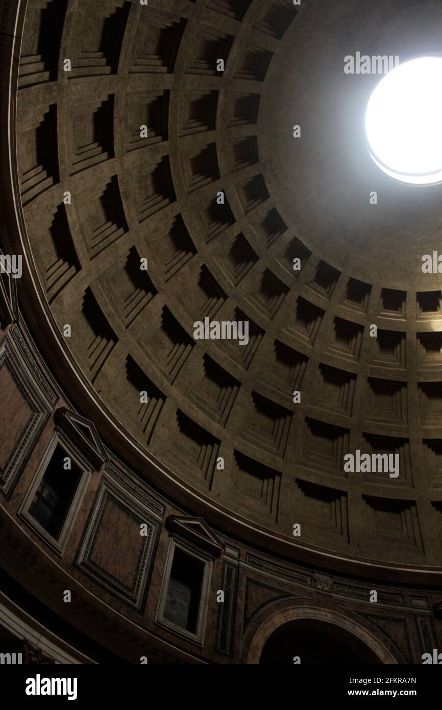 All'interno del Pantheon a Roma, guardando verso l'oculus e. Foto Stock