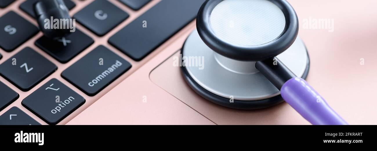 Stetoscopio sulla tastiera del laptop. Corsi di formazione medica continua Foto Stock
