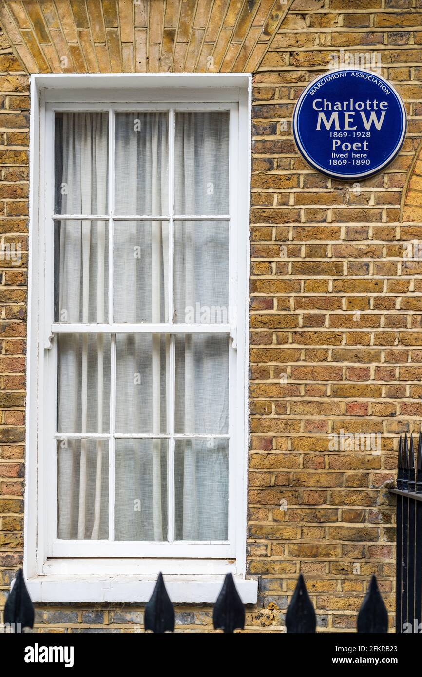 Charlotte Mew Blue Plaque qui a casa al 30 Doughty Street Blooomsbury London. Iscrizione Charlotte Mew 1869-1928 poeta vissuto qui 1869-1890. Foto Stock