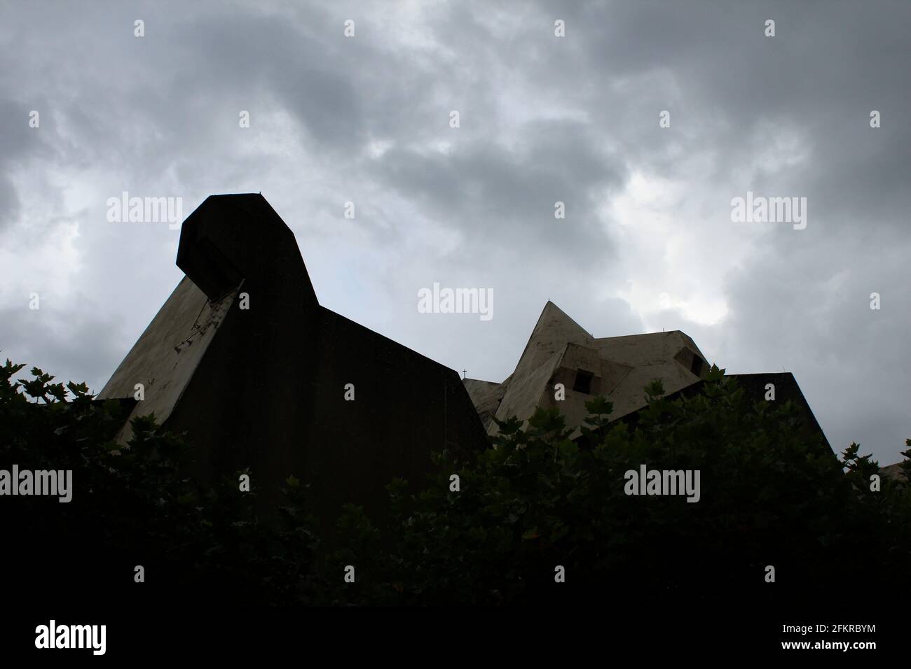 Tetti esterni della strana chiesa Maria, Königin des Friedens, chiesa di pellegrinaggio a Neviges, Germania. Calcestruzzo. Moderno. Foto Stock