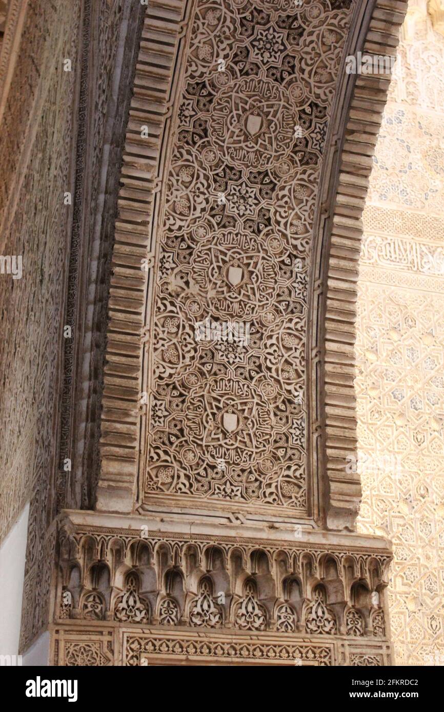 Intricate sculture in pietra per ormeggio, architettura islamica Dettagli all'Alhambra di Granada, Spagna Foto Stock
