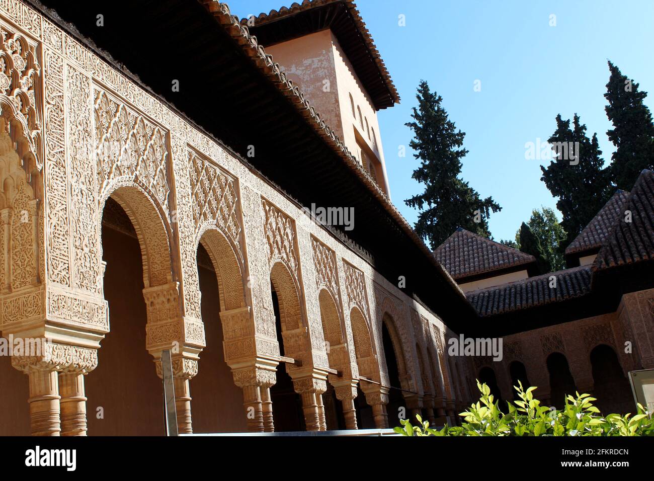 Dettagli sull'architettura islamica all'Alhambra di Granada, Spagna Foto Stock